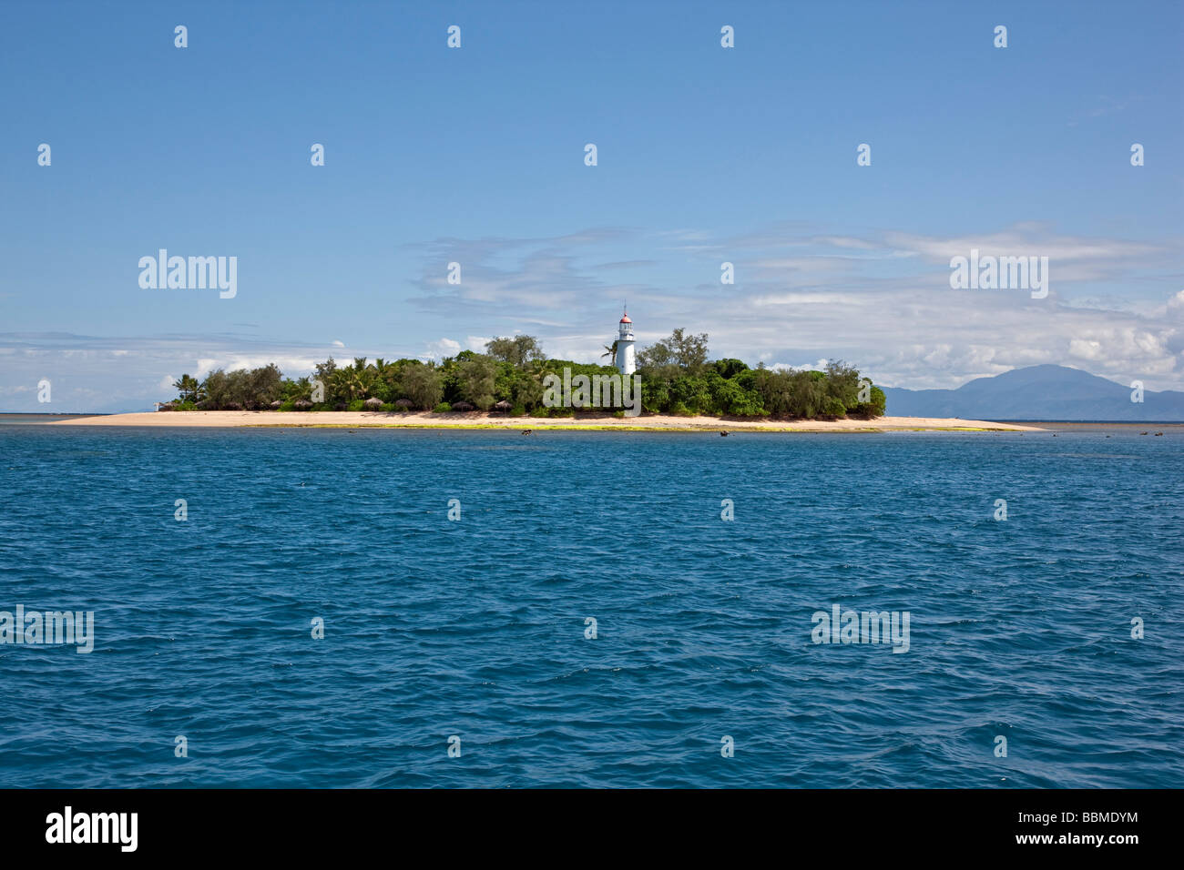 L'Australie, dans le Queensland. Îles basses bordées de palmiers et son phare sont situés sur la face intérieure de corail de la Grande Barrière de Corail. Banque D'Images