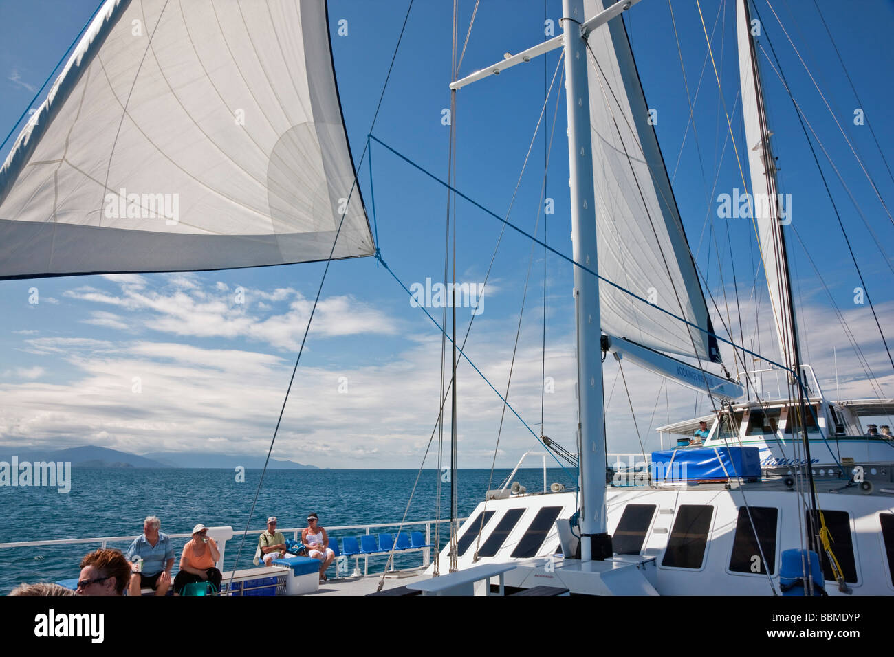 L'Australie, dans le Queensland. Wavedancer - un bateau à voile - emmène les touristes sur les excursions d'une journée à de faibles Isles Banque D'Images