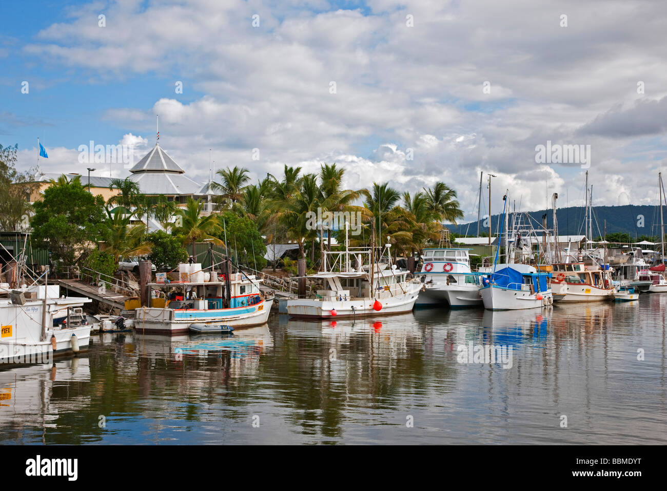 L'Australie, dans le Queensland. Une section du port à Port Douglas dans le Queensland du Nord. Banque D'Images