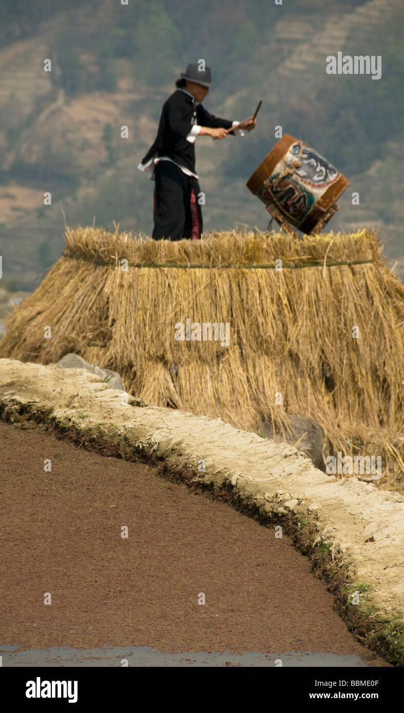 Hani homme Akha bat le tambour pour lancer un festival à Yuanyang Chine Banque D'Images