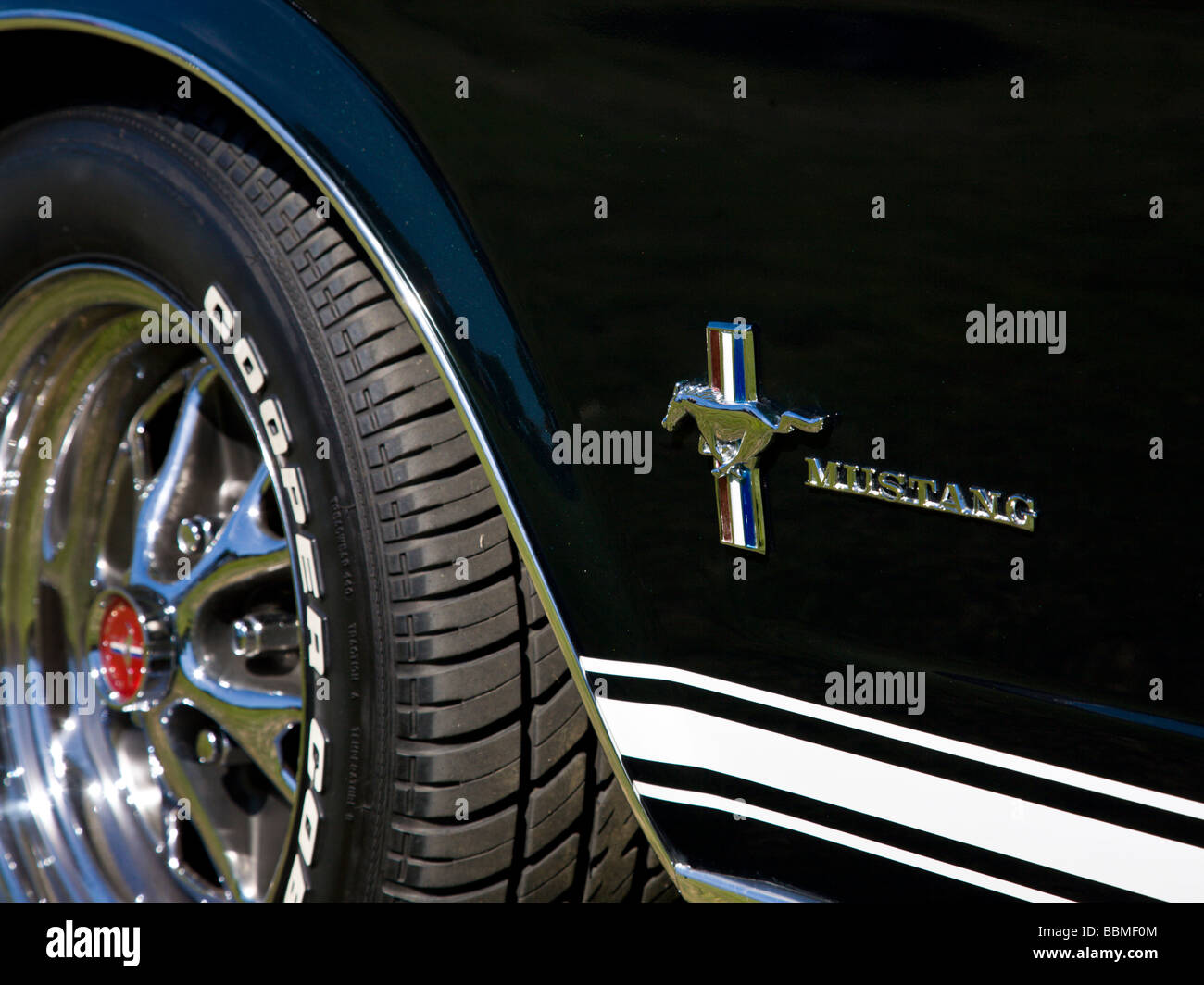 Ford Mustang insigne sur black car Banque D'Images