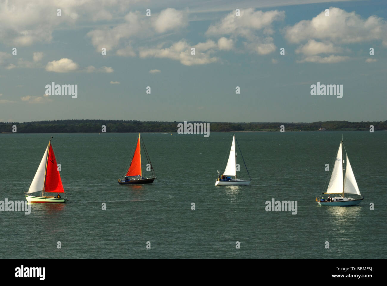 Bateaux à voile au large des couches de l'île de Wight Yarmouth Nr Hampshire England UK Banque D'Images