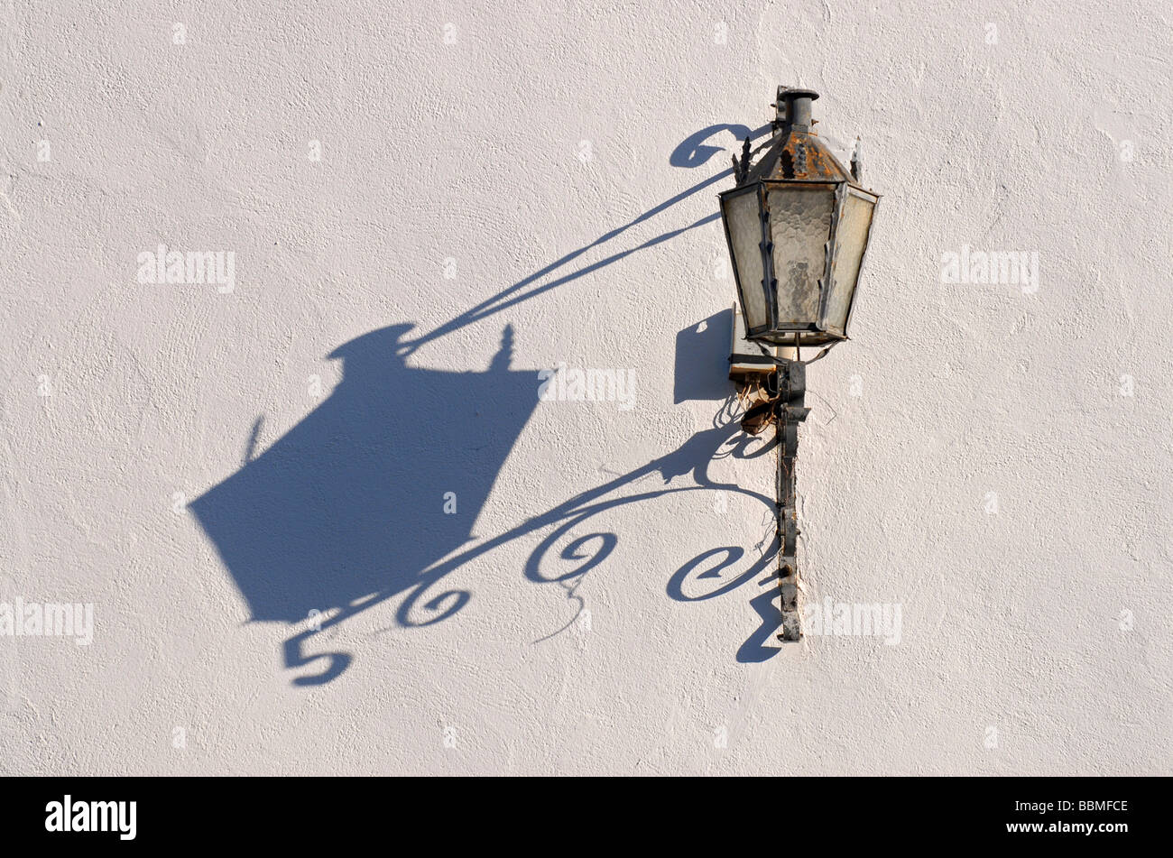 Une lanterne et son ombre douce dans la lumière du matin sur les murs autour de la Plaza de Toros, Ronda, Andalousie, Espagne, Europe Banque D'Images