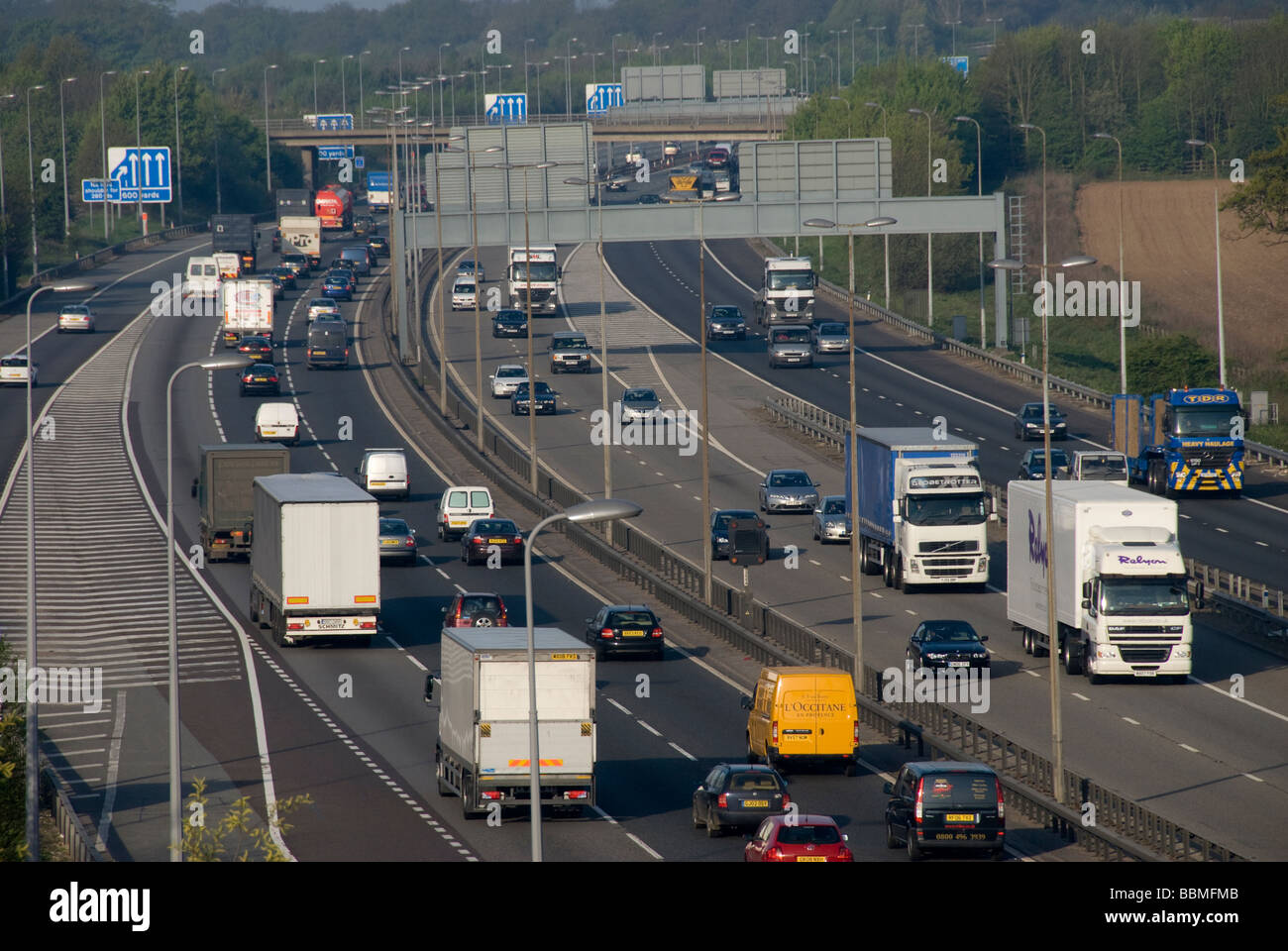 La circulation sur autoroute M25 à Chipstead, près de Sevenoaks, Kent, England, UK Banque D'Images