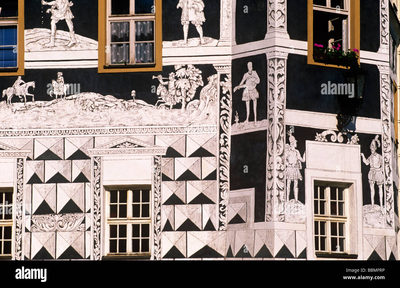 République tchèque. Sgraffite extérieur, Mikulov, Moravie du Sud. Banque D'Images