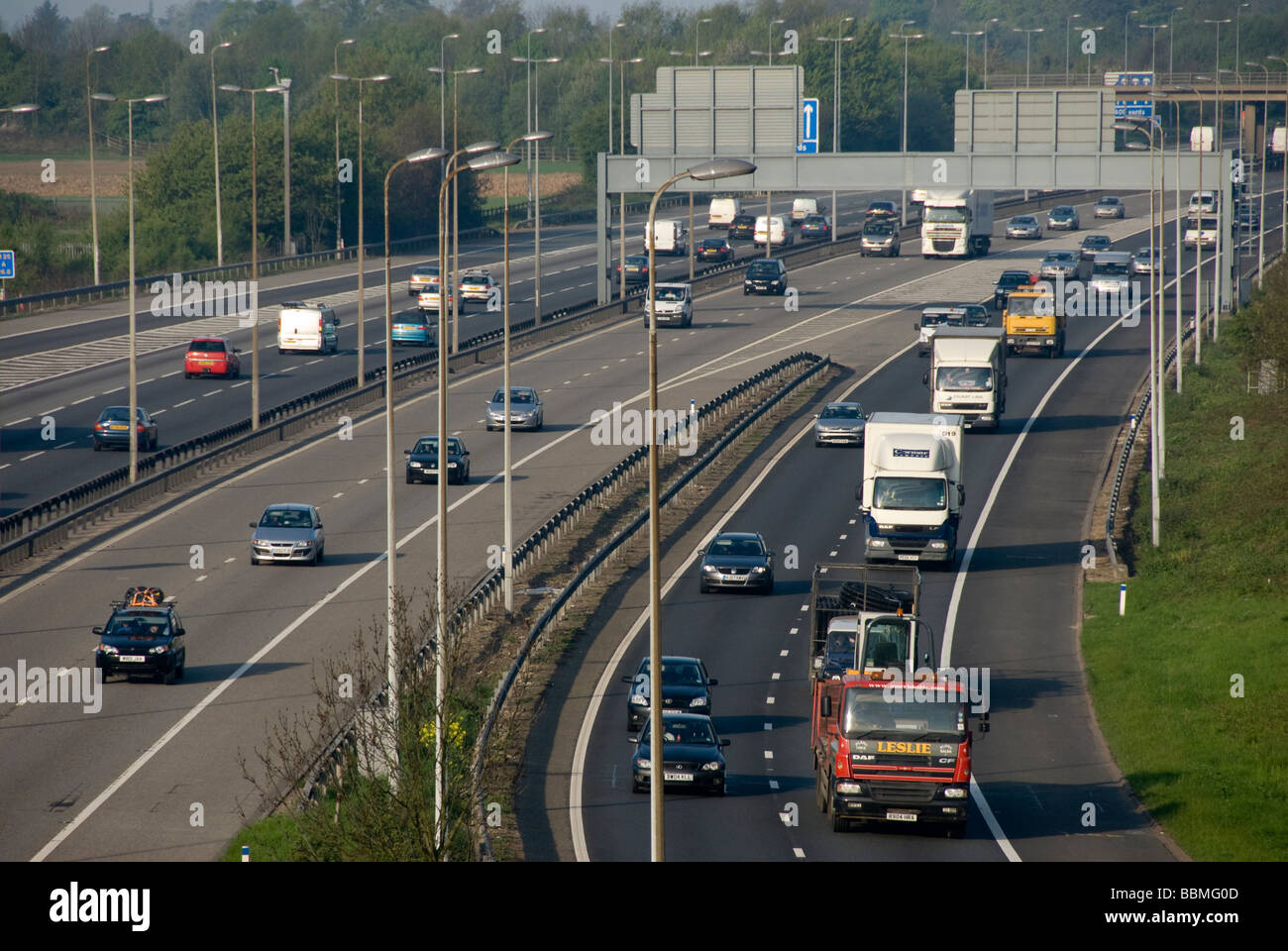 La circulation sur autoroute M25 à Chipstead, près de Sevenoaks, Kent, England, UK Banque D'Images