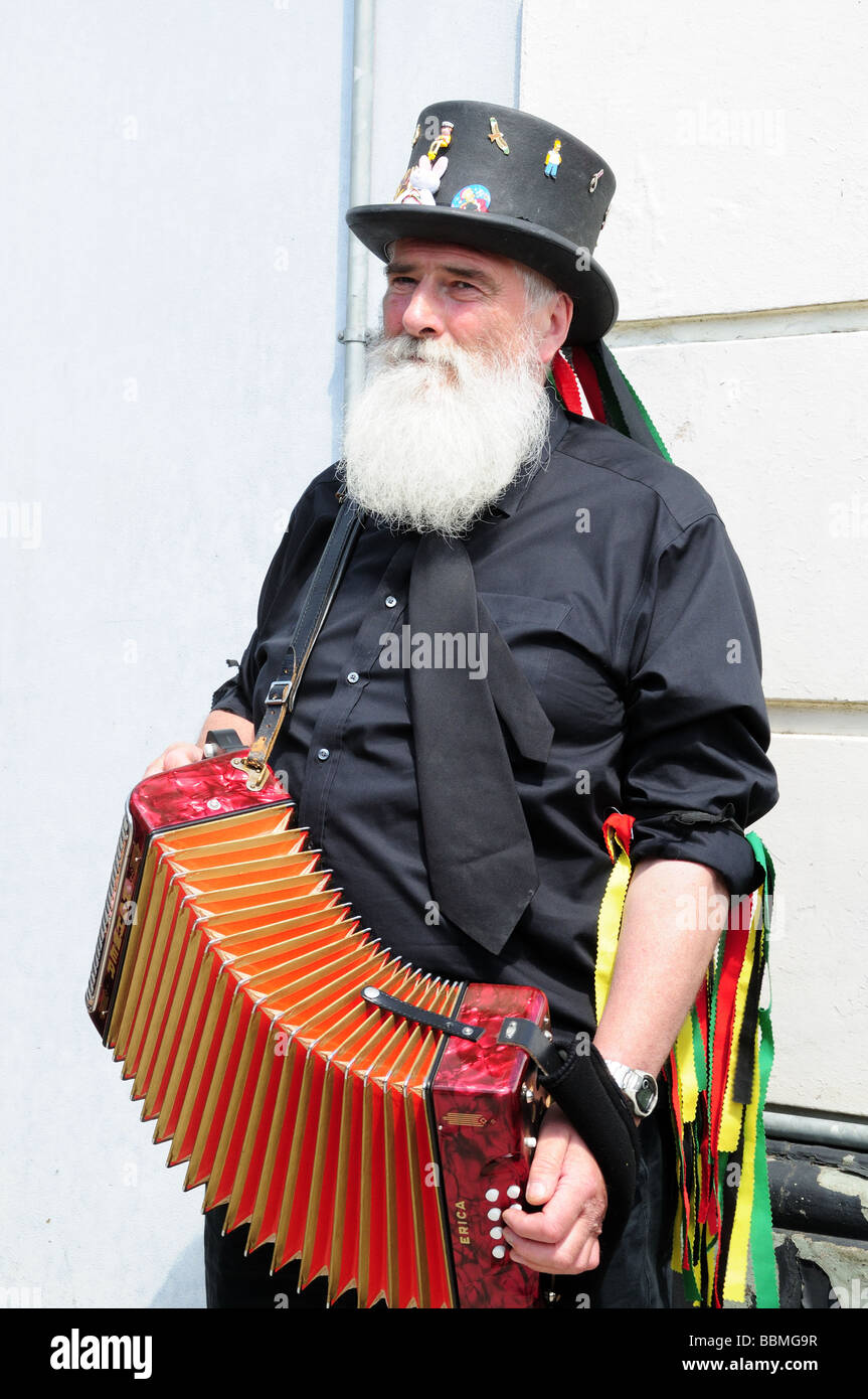 Morris dancer avec une longue barbe blanche qui sillonnent l'accordéon à Fishguard Folk Festival, Pembrokeshire Wales UK Banque D'Images