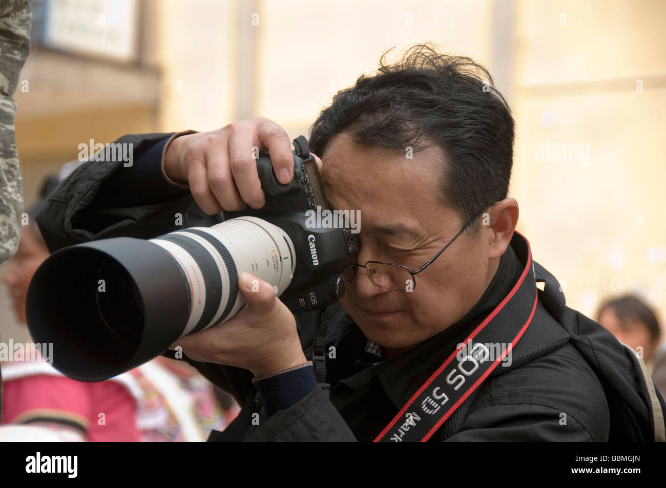 Photographe chinois et son appareil photo Canon 5D Mark Banque D'Images