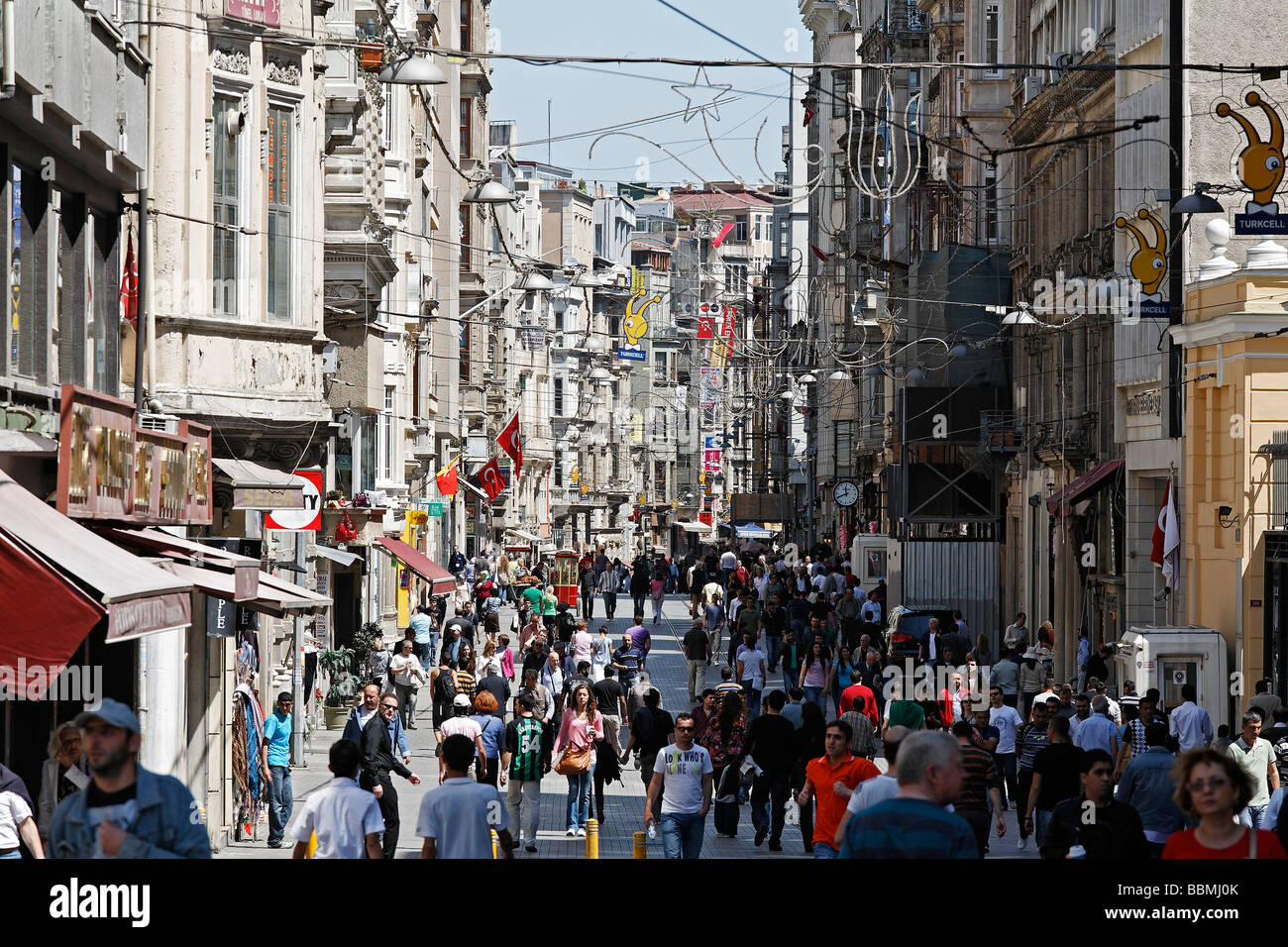 Rue commerçante animée, l'avenue Istiklal Caddesi, la rue de l'indépendance, Beyoglu, Istanbul, Turquie Banque D'Images