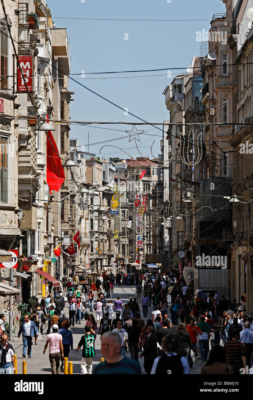 Rue commerçante animée, l'avenue Istiklal Caddesi, la rue de l'indépendance, Beyoglu, Istanbul, Turquie Banque D'Images