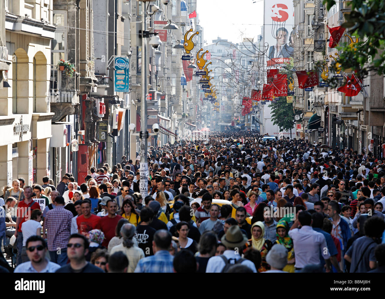 Les foules dans la rue commerçante, la rue Istiklal Caddesi, l'indépendance, Beyoglu, Istanbul, Turquie Banque D'Images