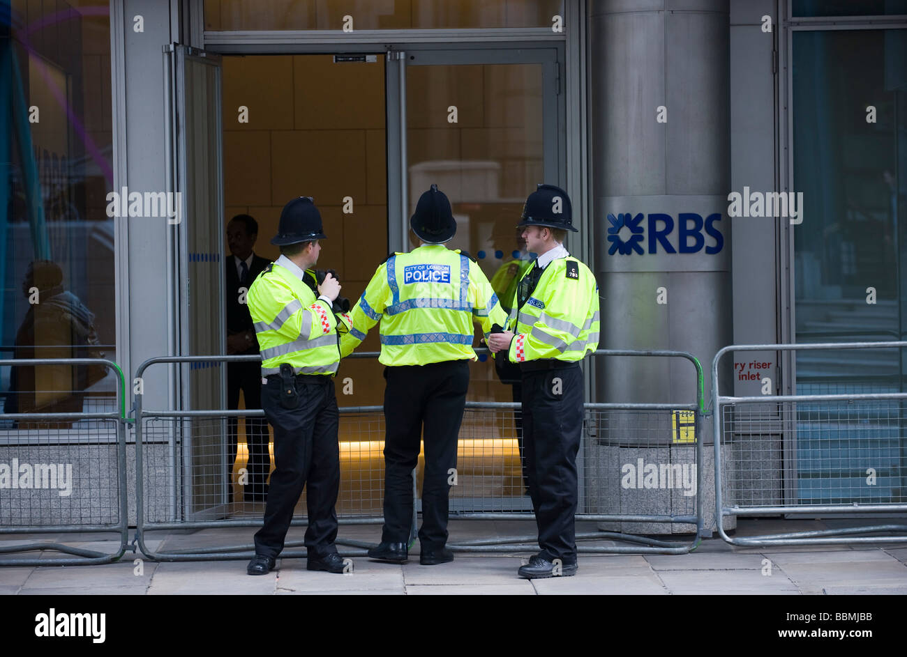 Trois agents de police en face d'une direction générale de la ville de RBS au cours d'une manifestation devant le sommet du G20 des dirigeants du monde, 1 avril 2009 Banque D'Images