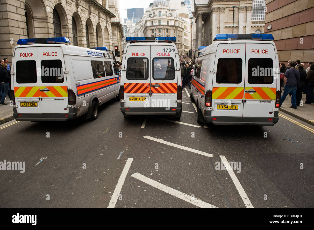 Trois cars de police bloquer une route à protester dans la ville de Londres avant le sommet du G20 des dirigeants du monde, 1 avril 2009 Banque D'Images