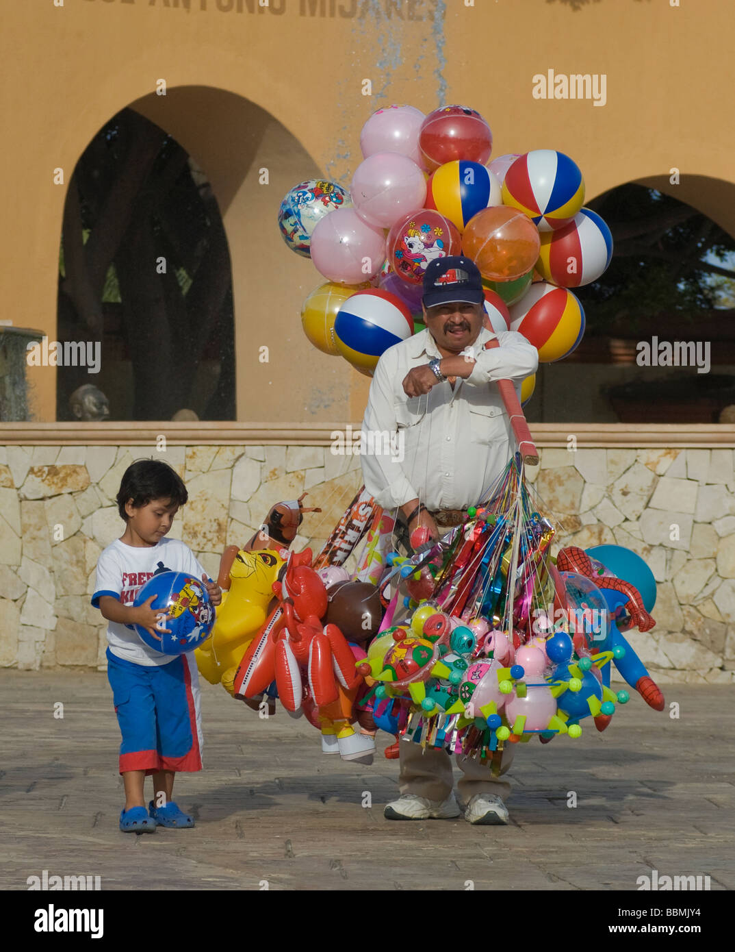 Garçon et de ballons à Mijares Plaza San Jose del Cabo Baja California Sur le Mexique Banque D'Images