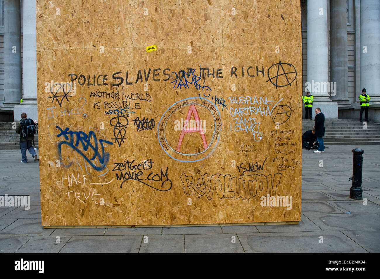 Carte avec anarchyst symboles dans la ville de Londres à protester devant le sommet du G20 des dirigeants du monde, 1 avril 2009 Banque D'Images