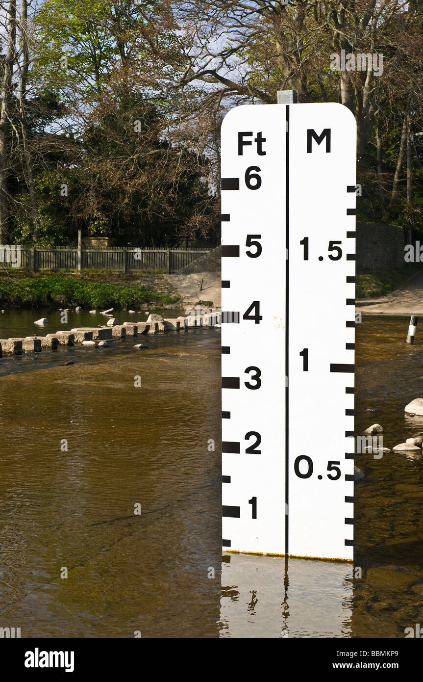 dh STANHOPE DURHAM River Wear dispositif de mesure du niveau de la rivière ford Crossing mesures de prévention des crues d'eau Banque D'Images