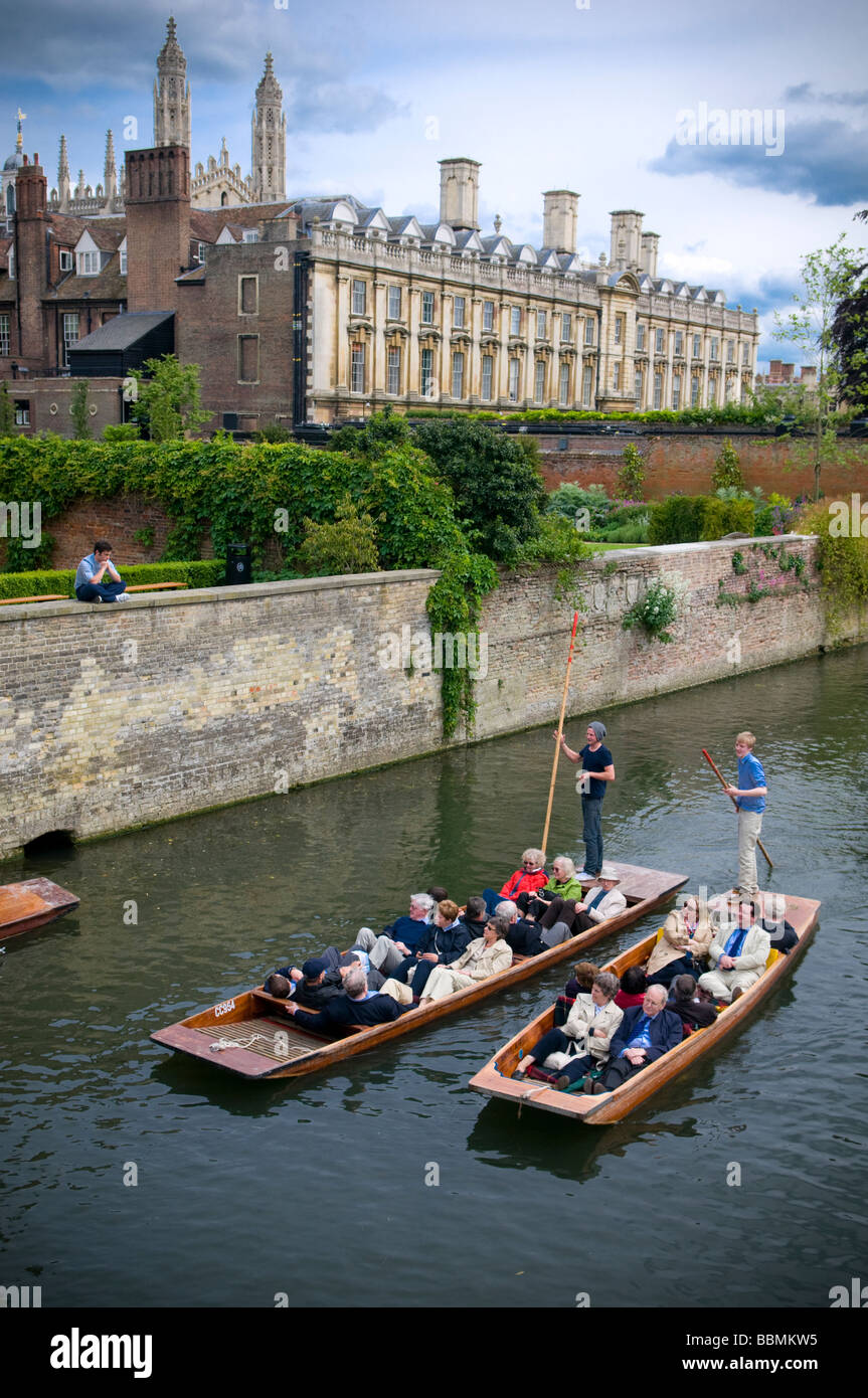Promenades en barque sur la rivière Cam, avec Clare College et King's College Chapel en arrière-plan. Banque D'Images