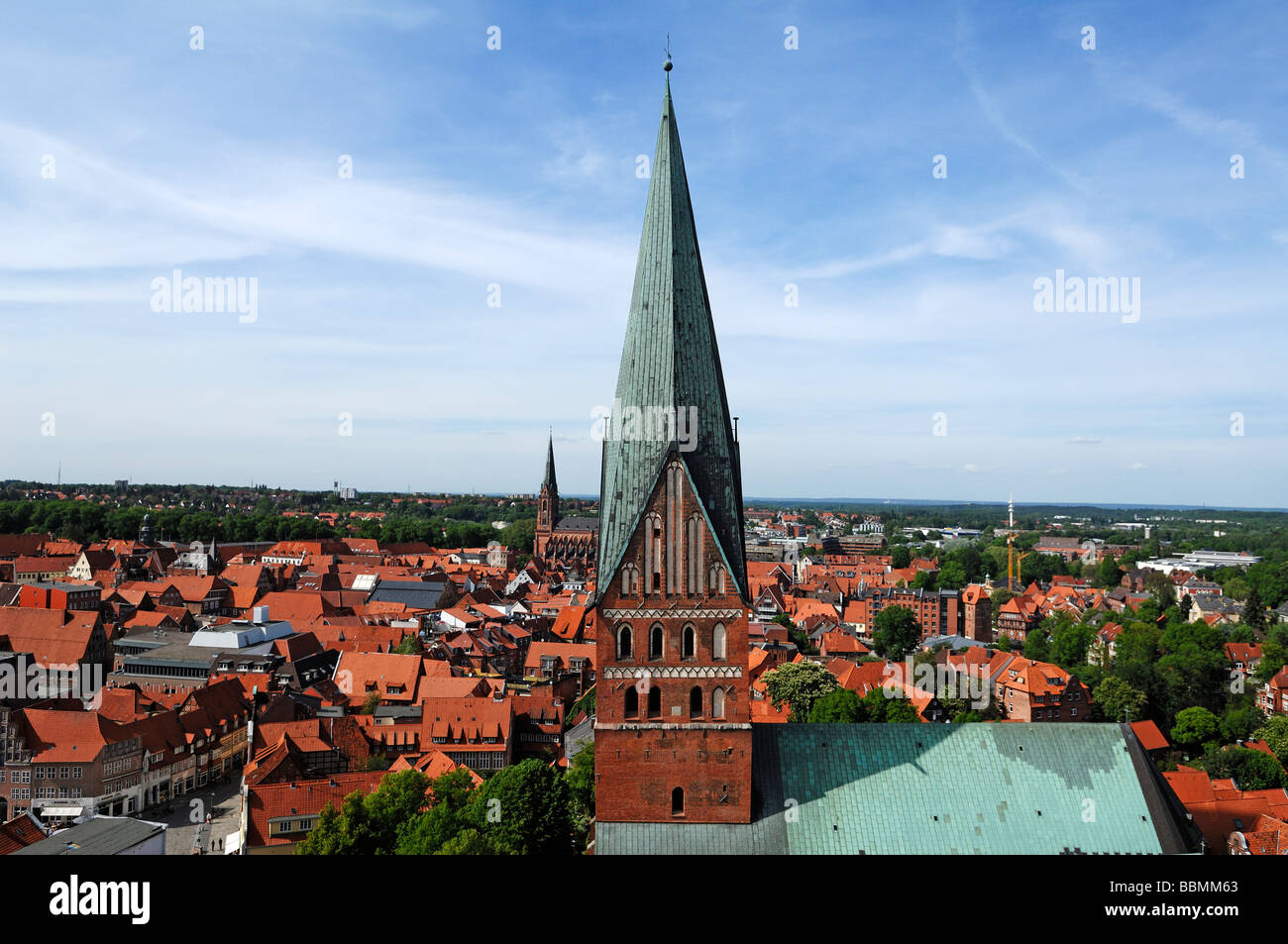 Vue depuis la tour de l'eau sur la vieille ville, église Saint Johannis dans l'avant, à l'arrière l'église Saint Nikolai, Lunebourg, faible Banque D'Images