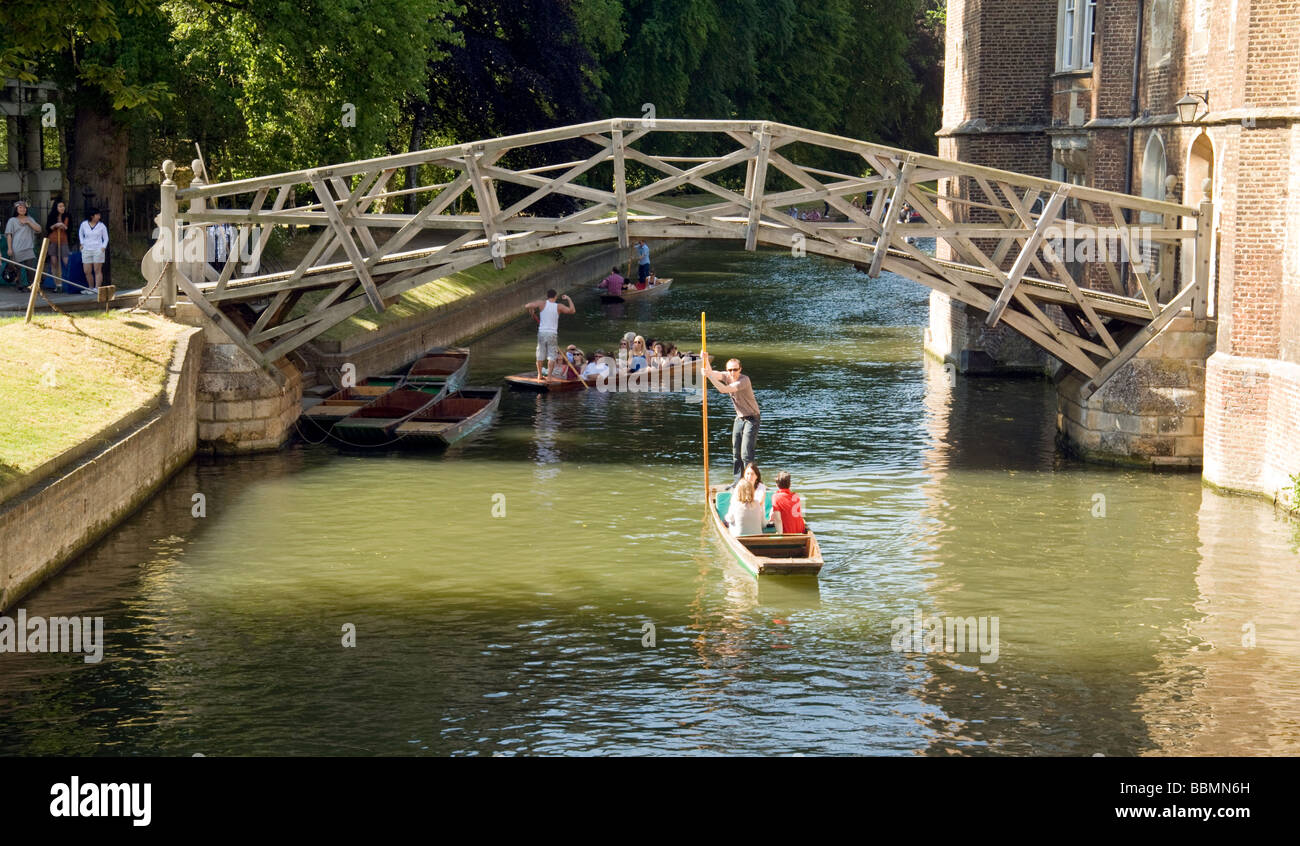 Promenades en barque sur la rivière Cam à Newtons bridge, Queens College, Cambridge, UK sous le soleil d'été Banque D'Images
