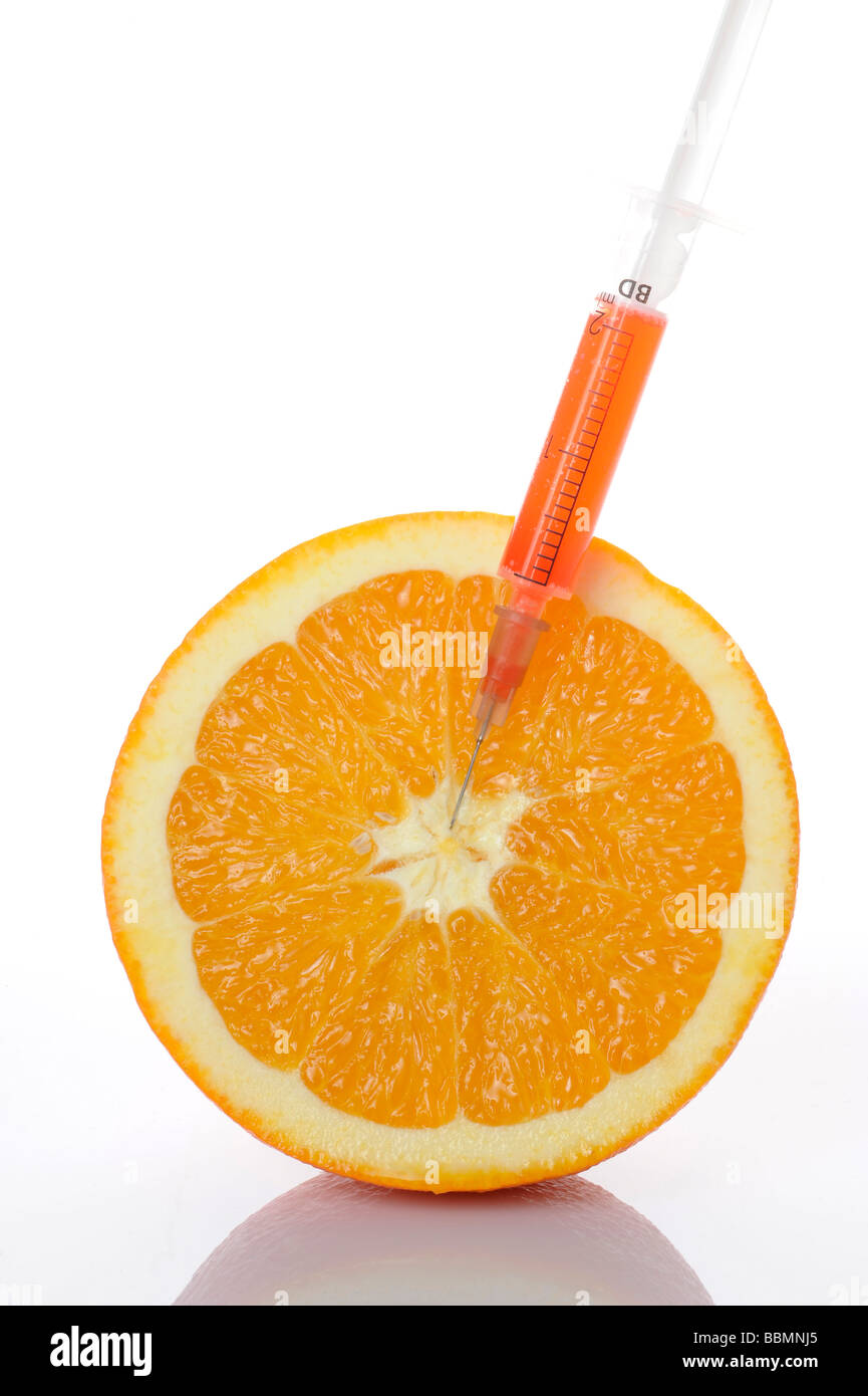 Seringue en orange, image symbolique, les aliments génétiquement modifiés Banque D'Images
