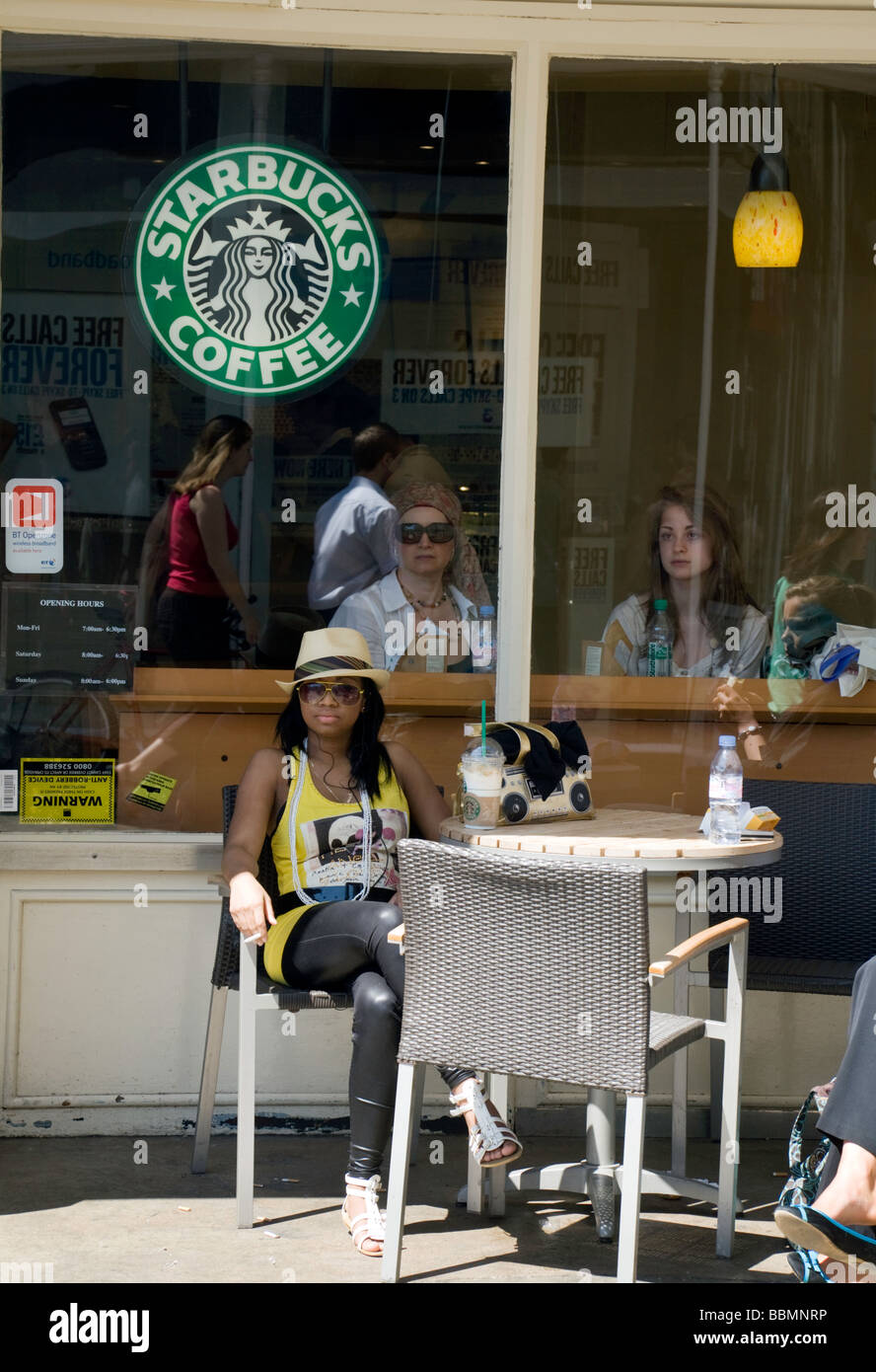 Les gens assis dans Starbucks, Cambridge, Royaume-Uni Banque D'Images