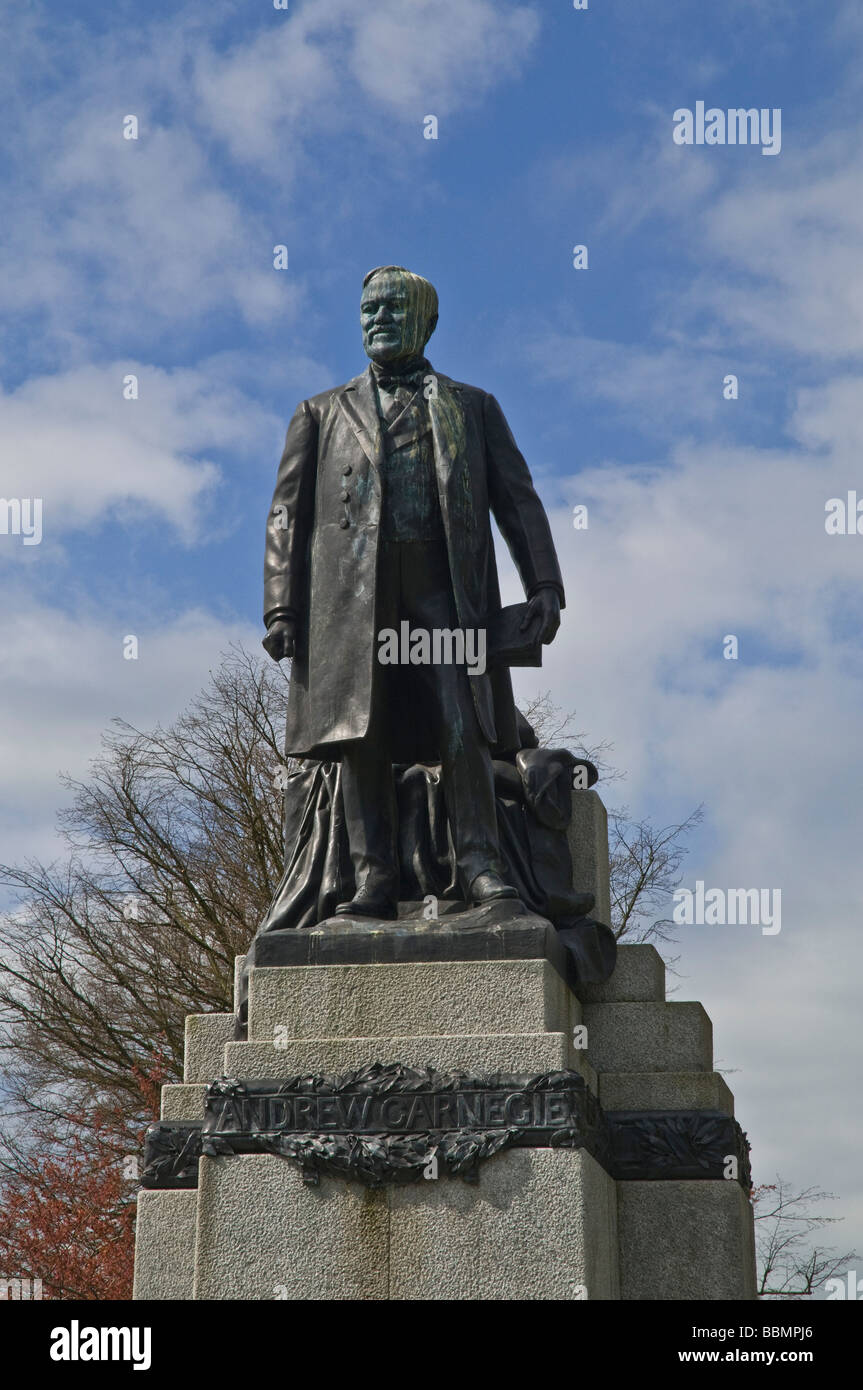 Parc Pittencrieff dh Andrew Carnegie DUNFERMLINE FIFE Ecosse statue Banque D'Images