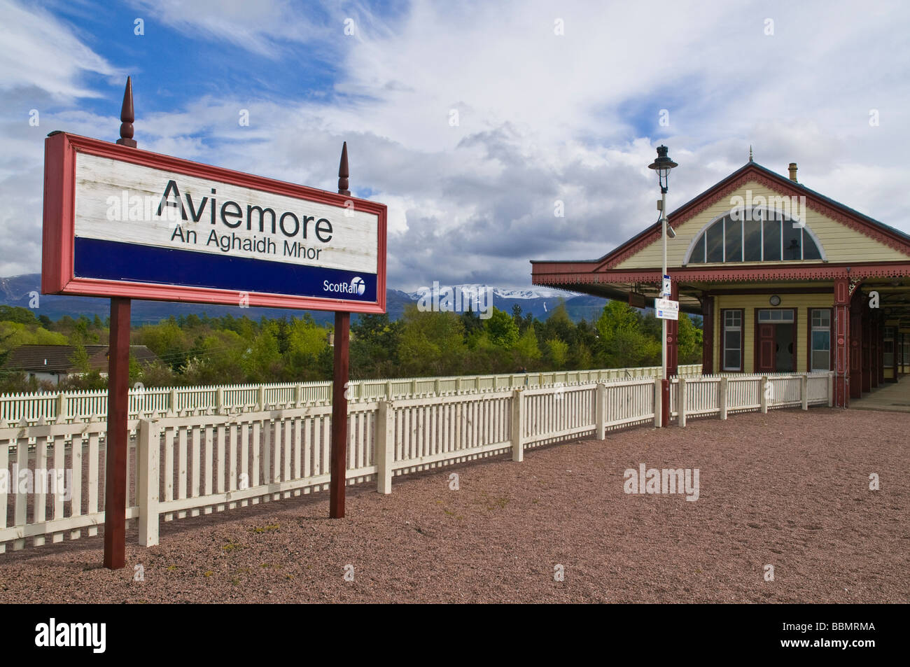 dh Aviemores gare AVIEMORE INVERNESSSHIRE panneau de plate-forme bilingue signe les langues gaéliques du royaume-uni Banque D'Images