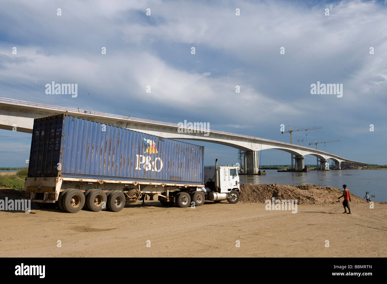 Camion dans attente pour le ferry sous le nouveau pont à Caia Zambèze au Mozambique Banque D'Images