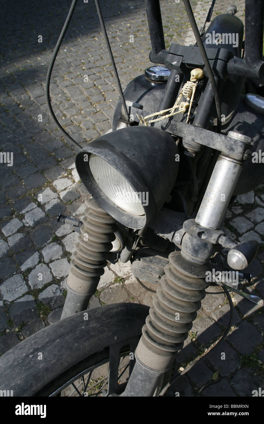 Dirty Harley Davison moto avec toy squelette en plastique Banque D'Images