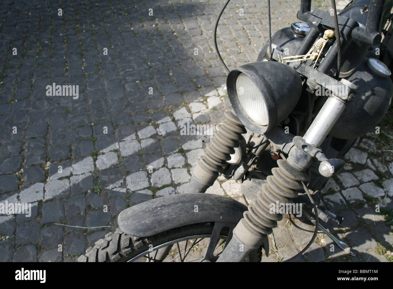 Dirty Harley Davison moto avec toy squelette en plastique Banque D'Images