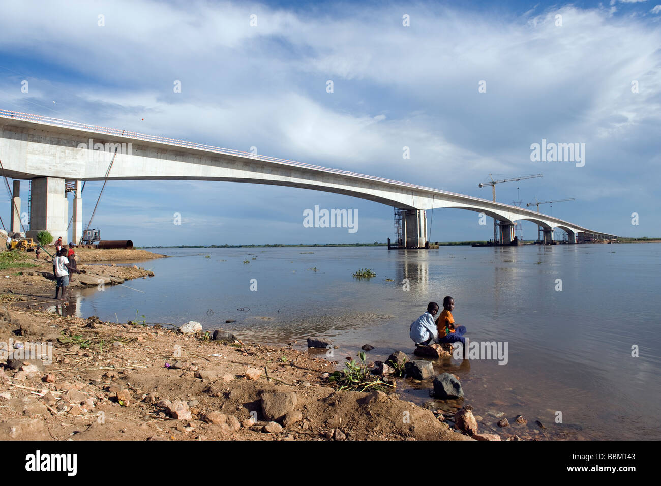 Le Zambèze le deuxième plus long pont en Afrique 2276m à l'AICA au Mozambique Banque D'Images