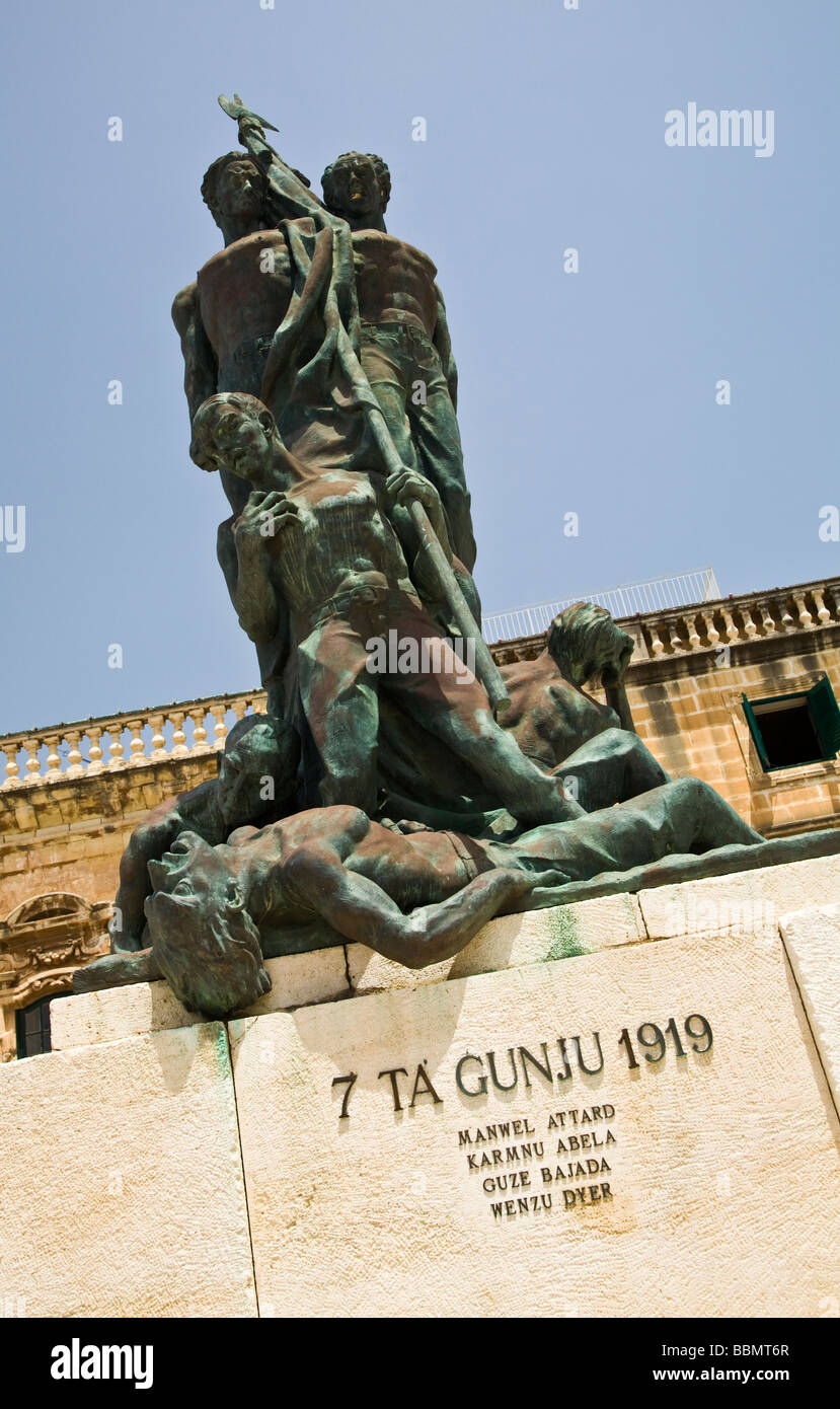 La statue commémorant Sette Giugno à Valletta, Malte. Un soulèvement qui a abouti à des soldats britanniques ont tiré sur la foule. Banque D'Images