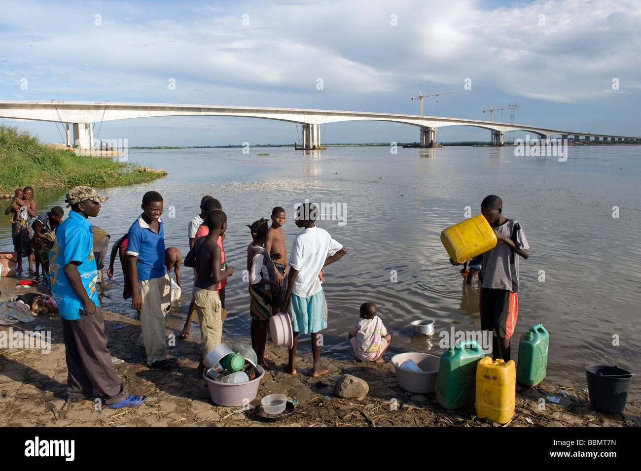 Les gens laver les vêtements au nouveau pont de Zambèze au Mozambique de l'AICA Banque D'Images