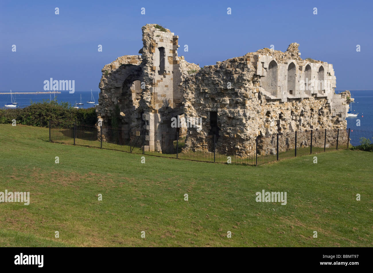 Les ruines de château de Sandsfoot surplombant le port de Portland, dans le Dorset, Angleterre. Banque D'Images