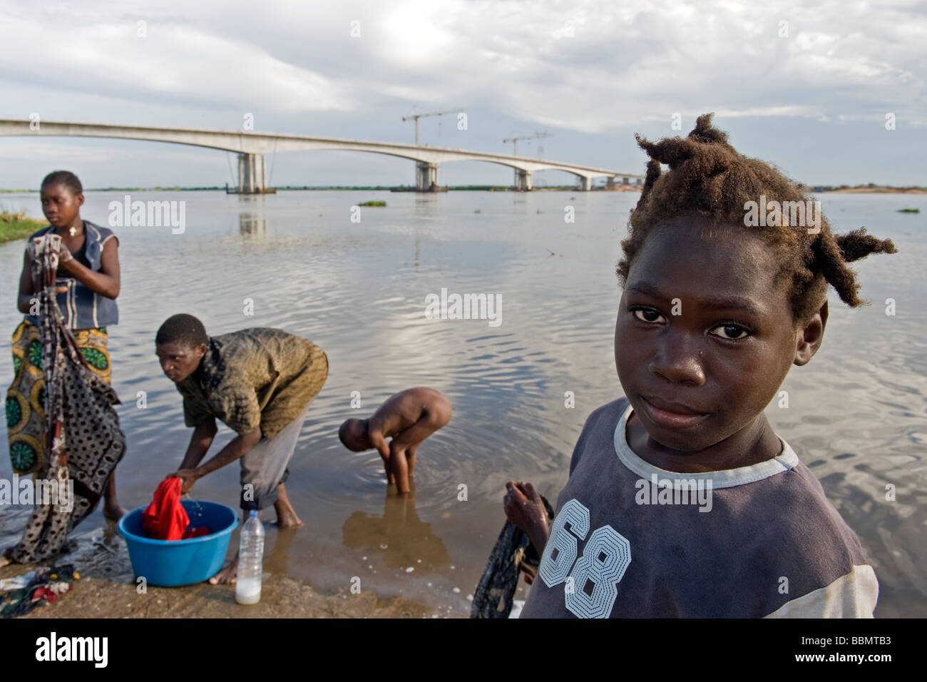 Les gens laver les vêtements au nouveau pont de Zambèze au Mozambique de l'AICA Banque D'Images