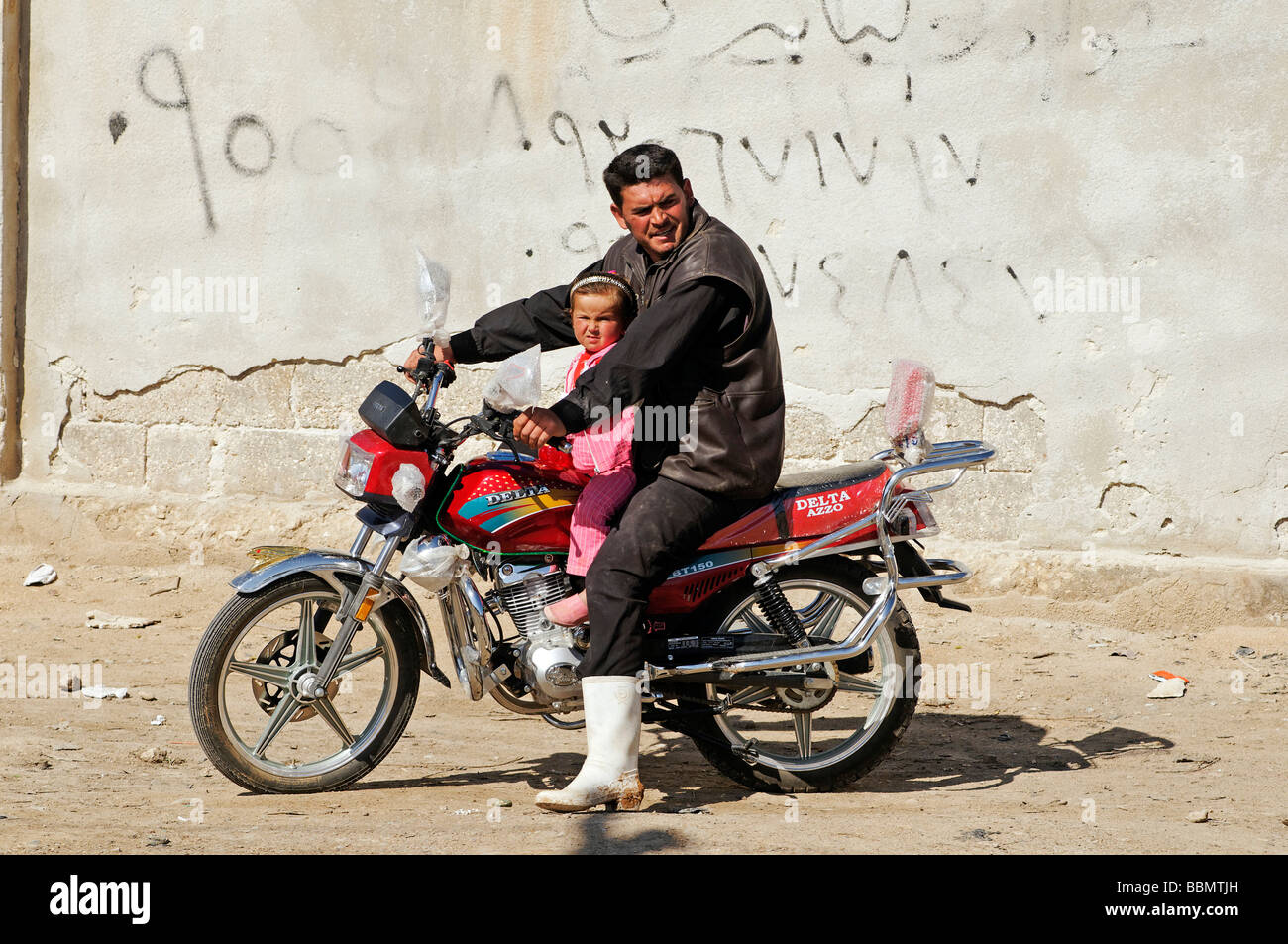 Homme avec enfant sur moto à Alep, en Syrie, en Asie Banque D'Images