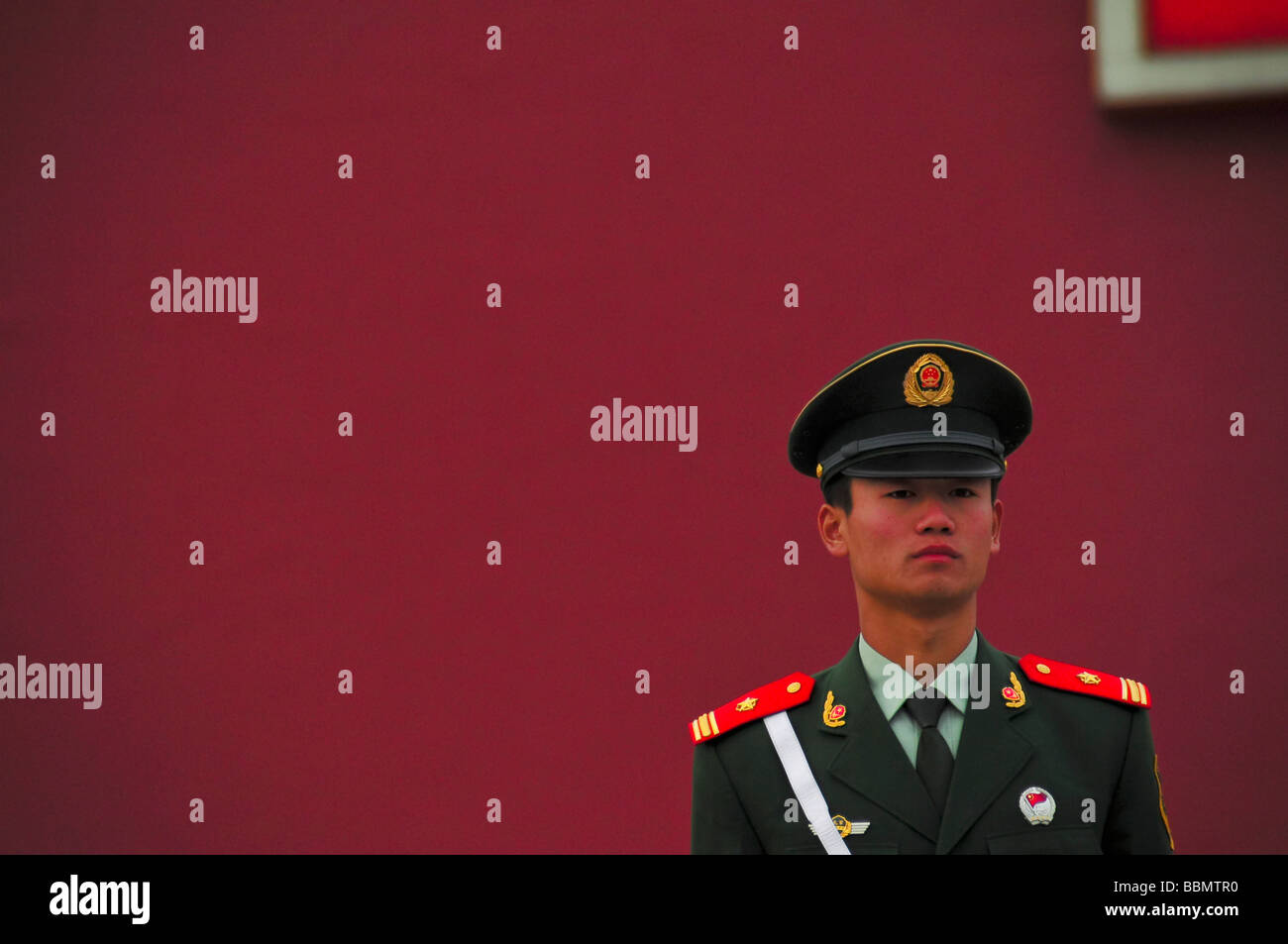 Soldat chinois en face de la porte de la paix céleste ( entrée de la cité interdite) et à côté de la place Tienanmen à Beijing Banque D'Images