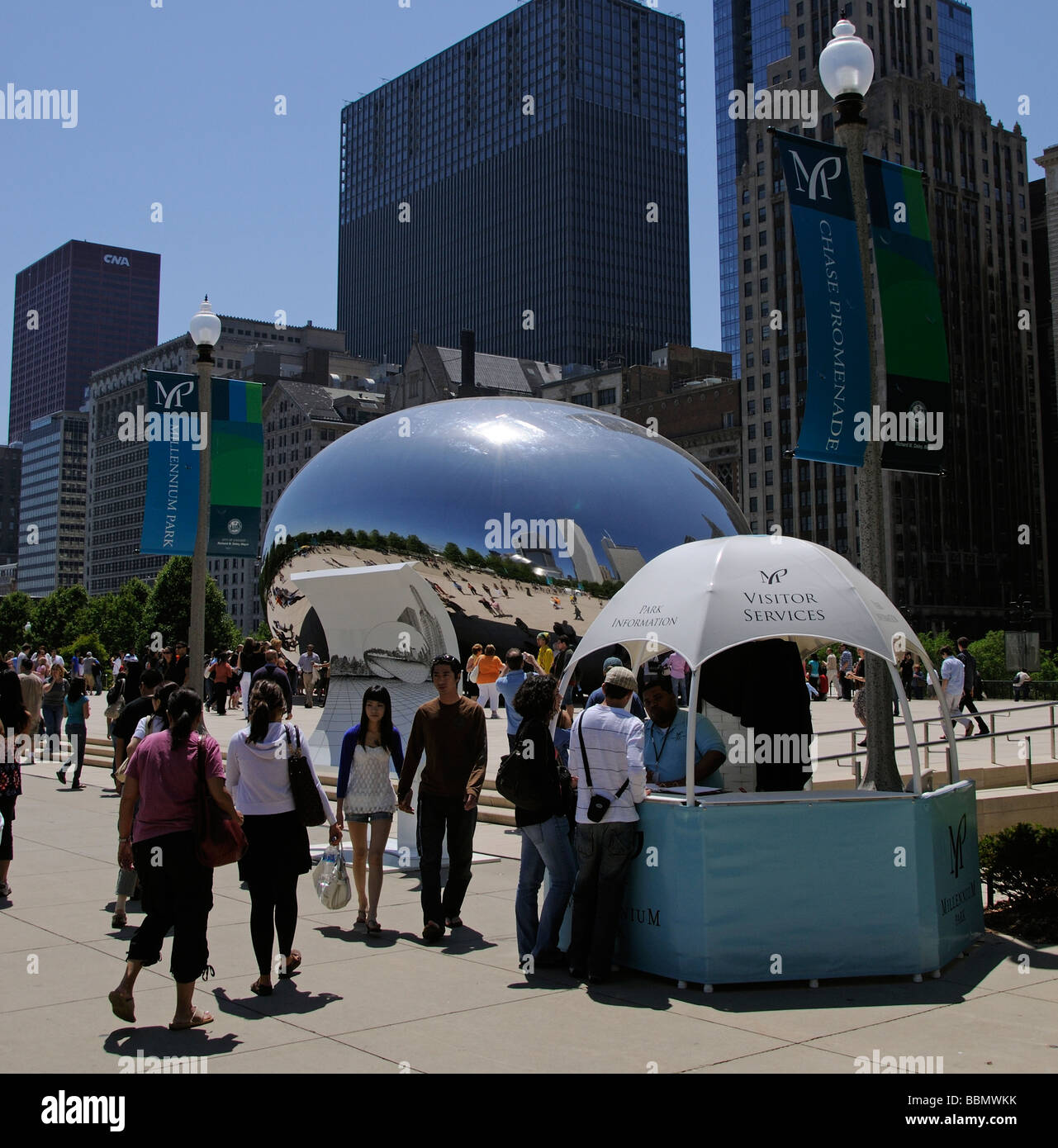 La Cloud Gate ou Bean dans le Millennium Park vu de Promenade Chase Chicago Illinois USA Banque D'Images