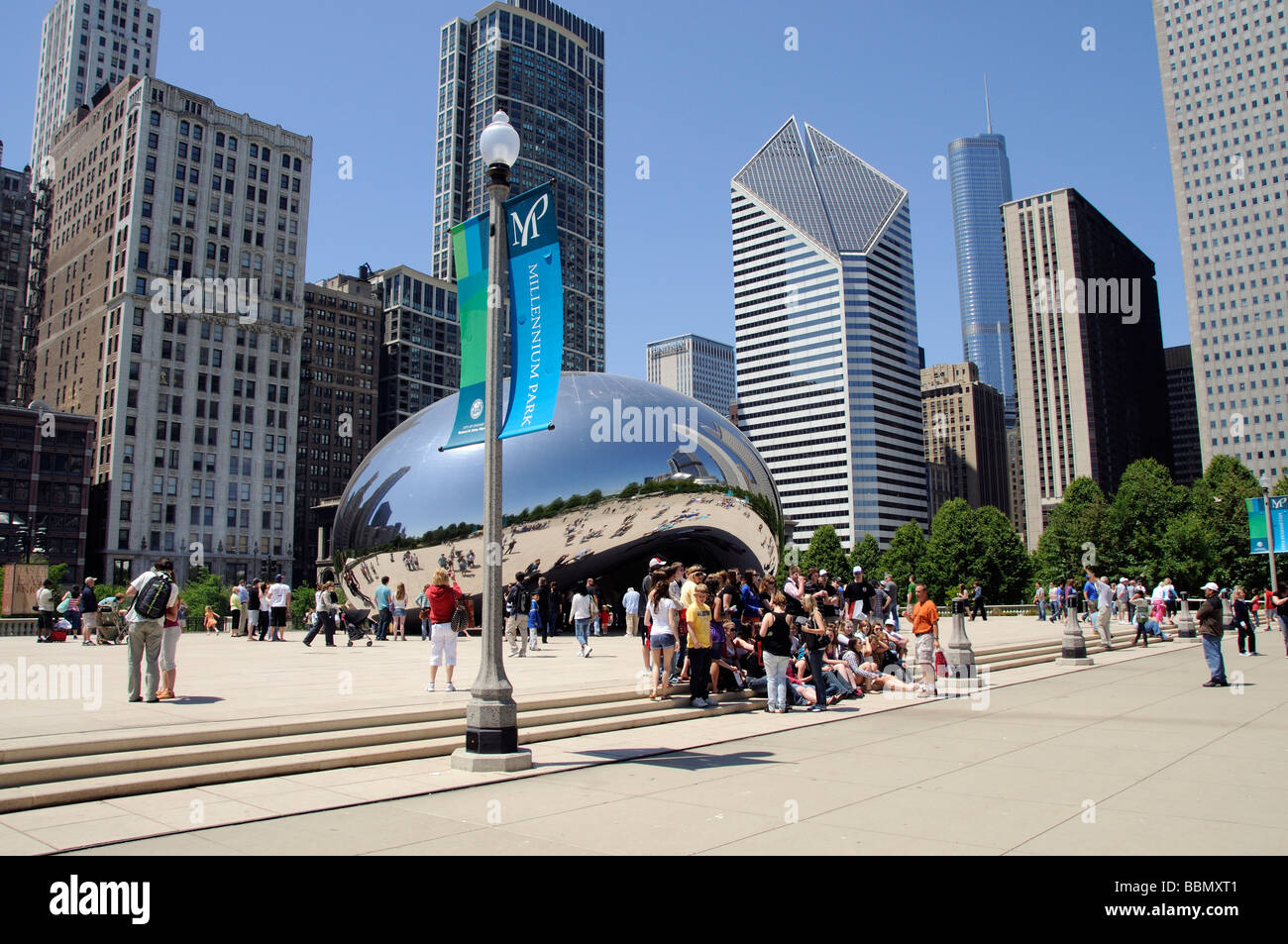 La Cloud Gate ou Bean dans le Millennium Park vu de Promenade Chase Chicago Illinois USA Banque D'Images