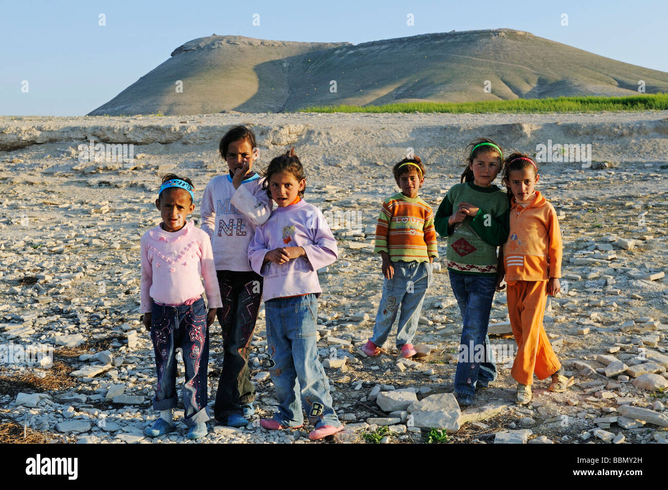 Les enfants sur la montagne Jebel Arruda à l'Asad réservoir de l'Euphrate, en Syrie, en Asie Banque D'Images