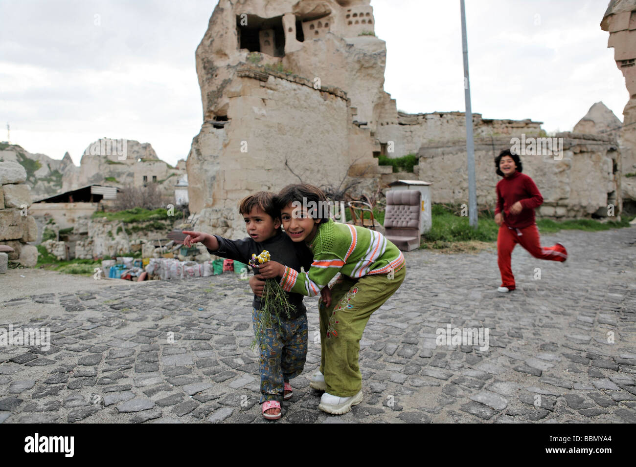 Les enfants jouent en plein air et en cours d'exécution dans le village de Cappadoce Goreme. Banque D'Images