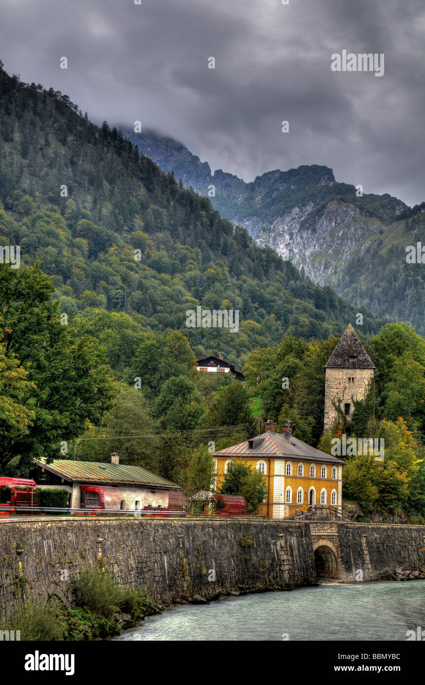 Village autrichien en face de montagnes des Alpes, HDR Banque D'Images