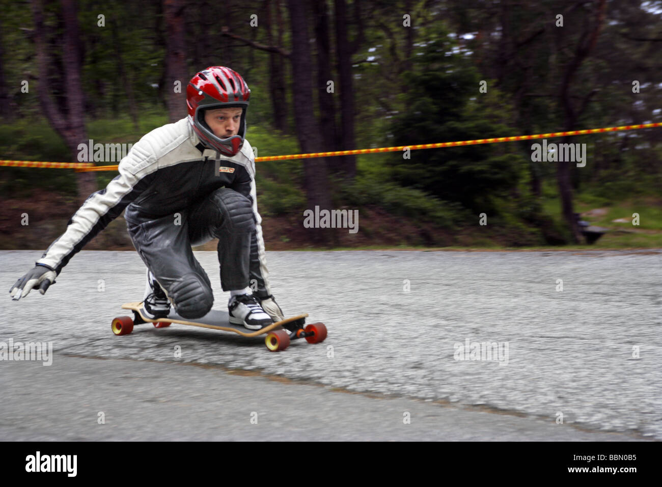Vitesses Skateboarder courbe route creux Banque D'Images