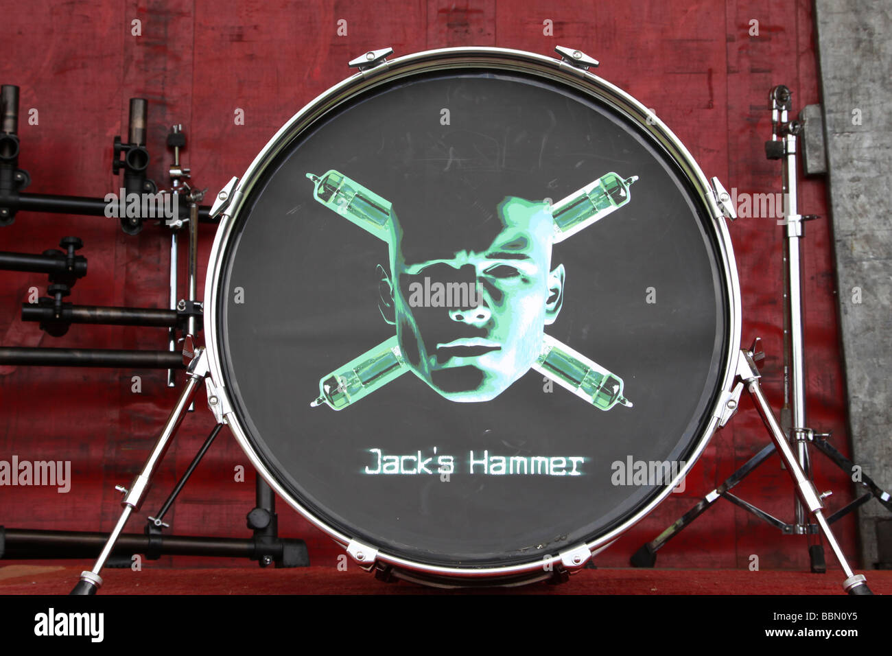 Kit de batterie rouge avec une tête de mort type face peint sur la grosse caisse Banque D'Images