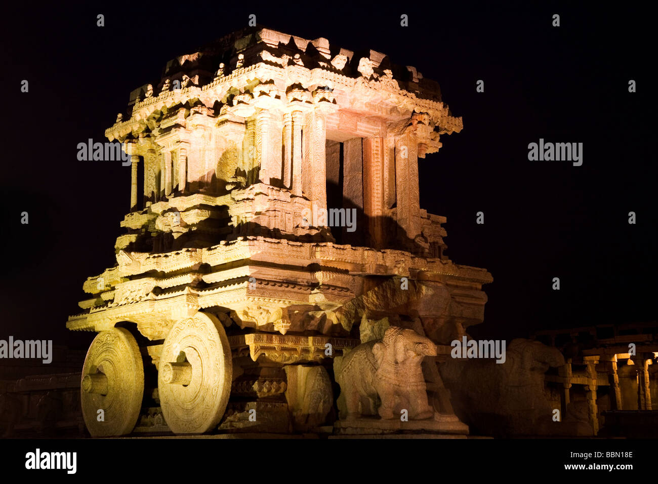 La pierre dans le Char (Vitthala Temple Vittala) à Hampi, en Inde. Le temple est éclairé la nuit. Banque D'Images