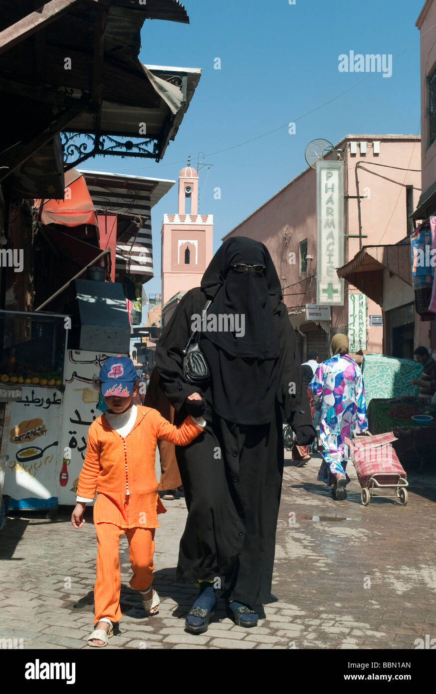 Femmes voilées, scène de rue dans la vieille ville, la médina, Marrakech, Maroc, Afrique Banque D'Images