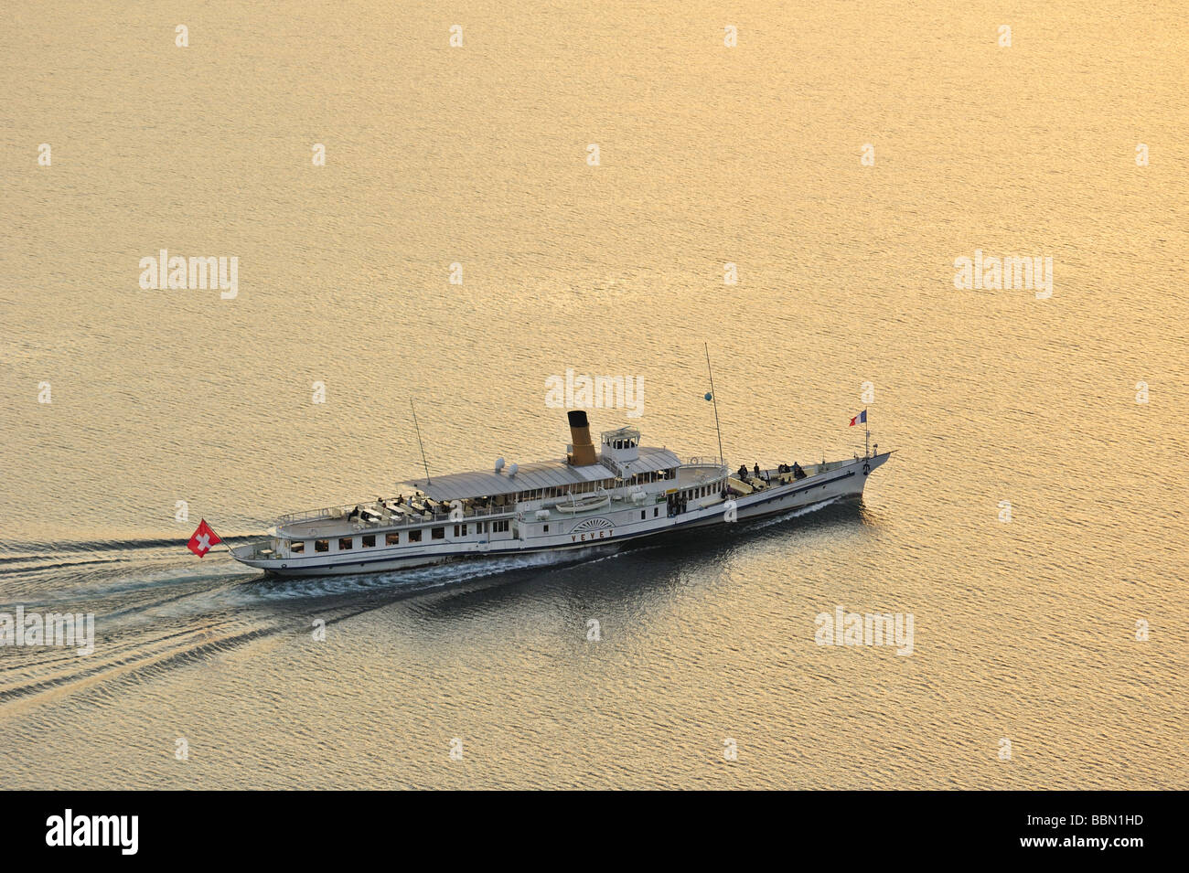 Le bateau à vapeur "Vevey Suisse' sur le Lac Léman dans la soirée. L'espace pour le texte sur l'eau. Banque D'Images