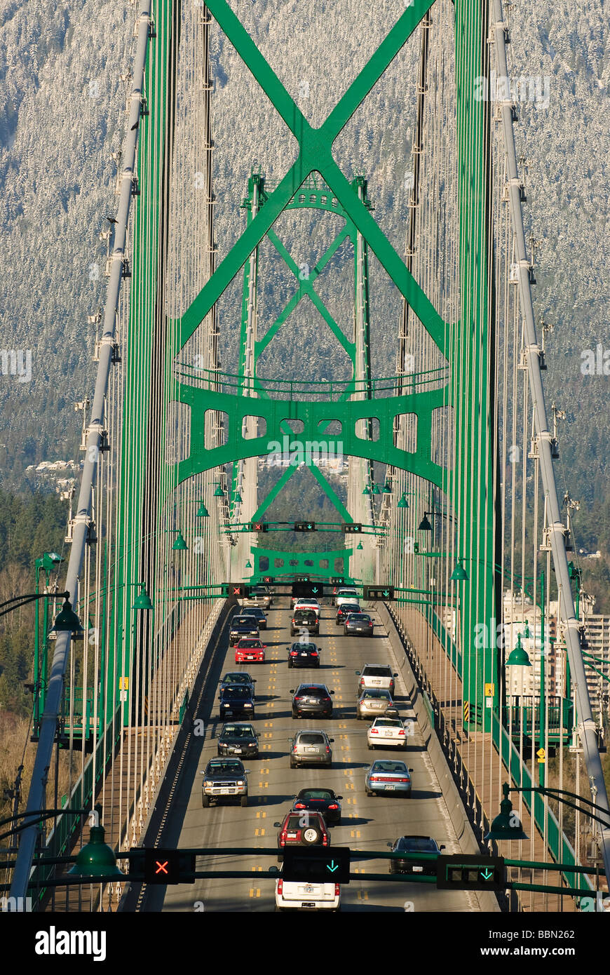 Une vue sur le pont Lions Gate de Vancouver avec des sommets enneigés du mont Grouse en toile de mars 2009 Banque D'Images