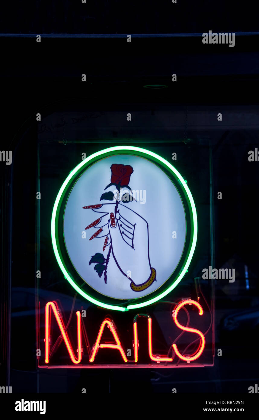 Fenêtre fluorescent s'affichant sur une publicité chinoise manucure ongles leur logo dans la nuit à Dundee, Royaume-Uni Banque D'Images