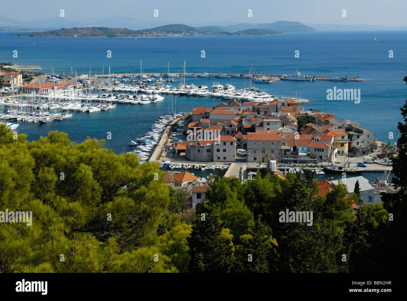 Vue de l'église de St Nicolas de la vieille partie de la ville et port de plaisance moderne à Tribunj sur la côte dalmate de la Croatie Banque D'Images